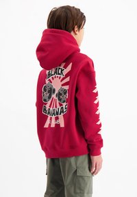 Rode hoodie met een trekkoord en een grafische print op de achterkant met zwarte en roze accenten. Ribgebreide manchetten en zoom. Katoenmengsel.