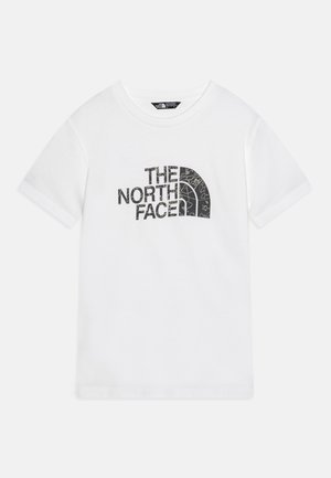 Camiseta de algodón blanca con un logo gráfico negro de "The North Face" que presenta un diseño que asemeja un medio domo y patrones topográficos.