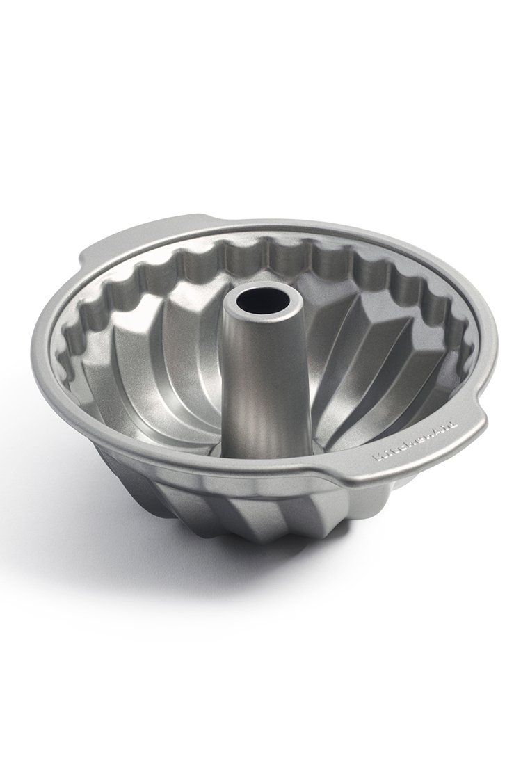 Teglia per Bundt con una finitura metallica argento, dotata di un tubo centrale e un design ondulato. Tessuto liscio con manici ergonomici ai lati.
