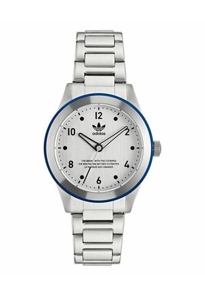 Edelstahl-Uhr mit silbernem Ziffernblatt und blauer Lünette. Verfügt über auffällige schwarze Ziffern, eine Dreizeigerbewegung und ein Metallgliederarmband.