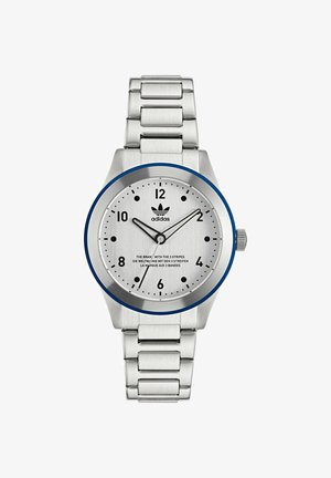 Edelstahl-Uhr mit silbernem Ziffernblatt und blauer Lünette. Verfügt über auffällige schwarze Ziffern, eine Dreizeigerbewegung und ein Metallgliederarmband.