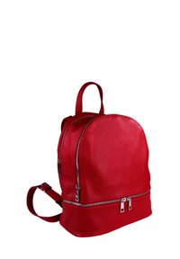 Sac à dos en cuir rouge avec une forme arrondie, équipé de deux zips et d'une poignée supérieure. Surface texturée avec une finition douce et des bretelles ajustables.