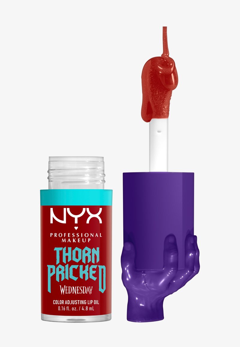 NYX Thorn Pricked läppolja i en transparent glasbehållare med en lila handformad applikator. Röd olja med en glansig finish, 4,8 mL.