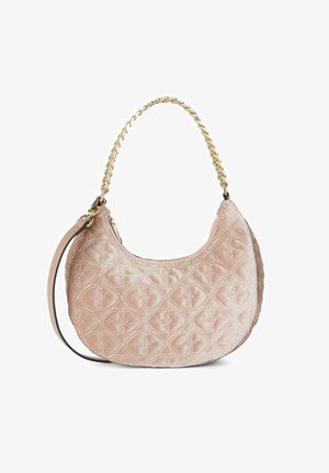Borsa trapuntata color rosa cipria con silhouette curva, caratterizzata da una tracolla a catena dorata e una texture liscia. Include una chiusura con cerniera e un manico laterale.