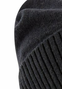 Szary dziany czapka beanie, z gładką górną częścią i ryżowym splotem na dole. Wykonana z miękkiego materiału przypominającego wełnę.