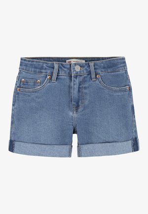 Pantalones cortos de mezclilla en azul claro, con un dobladillo doblado, herrajes en tono cobre y un estilo de cinco bolsillos con un cierre de botón en la cintura.