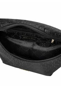 Czarna torba na zamek błyskawiczny z teksturowanym zewnętrznym wzorem, posiadająca gładkie wykończenie wnętrza. Widoczna złota metka z logo wewnątrz.