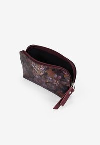 Billetera con cremallera y patrón floral en tonos de púrpura y marrón. Hecha de cuero, presenta una cremallera color burdeos y un pequeño tirador de cuero.