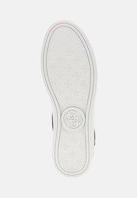 Weißer Schuhsohle mit strukturiertem Muster und Logo-Details. Rundliche Form und glatte Kanten. Verstärkte Seiten für Langlebigkeit.