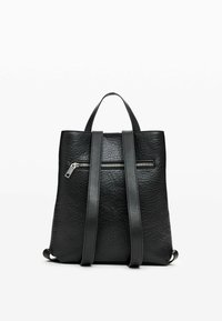 Zaino in pelle nera con superficie testurizzata, maniglia superiore e due spallacci regolabili. Presenta una tasca frontale con zip e un design minimalista.