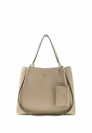 Sac cabas en cuir beige avec double poignée, une petite pochette attachée et un logo triangulaire Guess au centre avant.