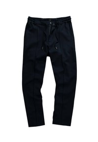 Černé volné kalhoty s elastickým pasem, šňůrkou, knoflíkem, zipem a bočními kapsami, položené na bílé pozadí.