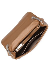 Borsa a mano in pelle marrone con una finitura testurizzata, manico in catena argentata e tasca interna con zip. Aperta per mostrare i compartimenti e la fodera.