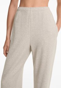 OYSHO RELAXED FIT - Donji dijelovi trenirke - beige