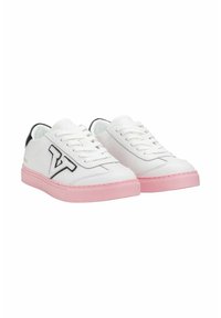 Weiße Ledersneaker mit pinkfarbener Gummisohle, schwarzen Akzenten, Schnürdesign und einem auffälligen Logo an der Seite.