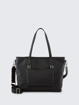 Schwarze, texturierte Lederhandtasche mit doppelten Griffen, vorderem Reißverschlussfach und verstellbarem, abnehmbarem Schulterriemen auf einem hellgrauen Hintergrund.