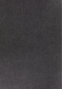 Tela gris oscuro con un patrón de tejido de espiga diagonal ajustado y superficie ligeramente texturada.