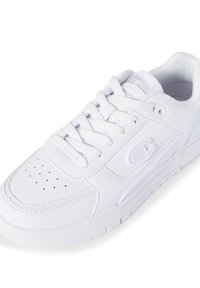 Zapatilla deportiva blanca hecha de cuero suave con acentos de tela, puntera redonda, detalles perforados en la parte delantera y cordones planos.