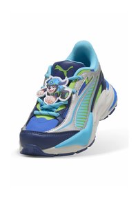 Baskets Puma bleu, vert et blanc avec un personnage de chien de dessin animé attaché aux lacets bleu clair sur fond blanc.
