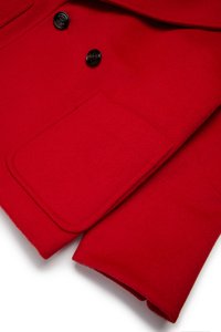 Cappotto di lana rosso con due bottoni neri, una tasca frontale e una texture elegante e liscia. Il colletto è a strati, aggiungendo dimensione.