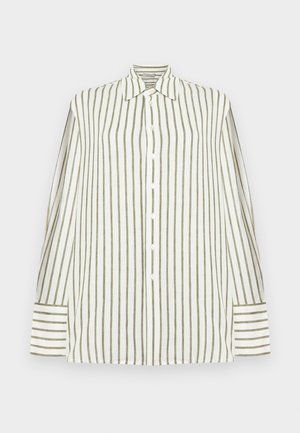 Chemise blanche à manches longues avec des rayures verticales vert olive, fermeture boutonnée à l'avant, col pointu et larges poignets rayés.