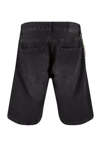 Črne denim kratke hlače s ravnim krojem. Imajo dve zadnji žep in usnjeno oznako na pasu. Vključujejo verižni okras na strani.