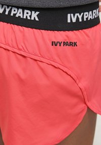 Ivy Park Pantaloni sportivi - coral