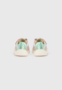 Πολύχρωμα αθλητικά παπούτσια με μεταλλικό τακούνι σε μέντα και ροζ λεπτομέρειες, με υφασμένη επάνω επιφάνεια και σόλα με αντικραδασμική επένδυση.