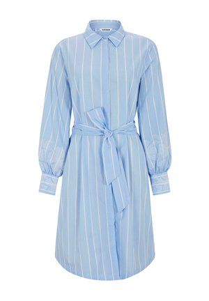 Svetlomodré košeľové šaty s vertikálnymi bielymi pásikmi, dlhými balónovými rukávmi s kvetinovou výšivkou a viazaním v páse.