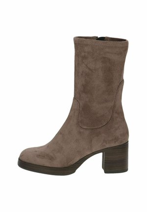 Braune Wildleder-Ankle-Boots mit runder Zehenpartie, mittlerer Schafthöhe und einem blockartigen Absatz. Verfügt über eine Seitennaht als Designelement.