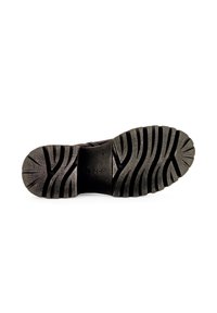 Suela de un zapato negro con surcos profundos para tracción, mostrando la talla 4½ y el nombre de la marca "Gabor" en el área del arco.