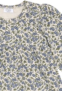 Babykleid mit langen Ärmeln, das ein blaues Blumenmuster und grüne Blätter auf einem cremefarbenen Hintergrund zeigt.