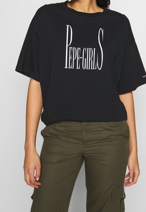 Schwarzes T-Shirt aus Baumwolle mit kurzen Ärmeln, versehen mit einem großen weißen aufgedruckten Logo "PEPE-GIRLS" auf der Vorderseite.