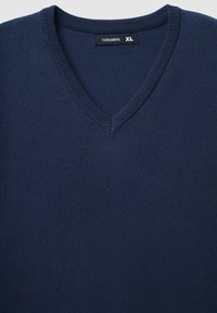 Maglione a V in maglia blu navy con scollatura a coste, con etichetta di taglia XL del marchio Terranova.