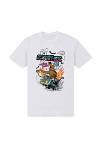 Bílé tričko s barevným kresleným motivem Scooby-Doo, jak řídí veteránské auto, s plameny a duchovními doplňky.