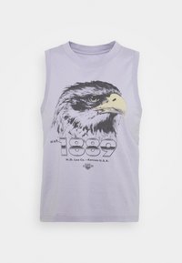 Hihaton laventelinvärinen puuvillainen T-paita. Siinä on kotkan pään kuva, tekstit "est. 1889" ja "H.D. Lee Co. - Kansas U.S.A.".