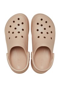 Zoccoli rosa chiaro realizzati in materiale leggero, con numerosi fori circolari, parte posteriore chiusa e suole interne texturizzate per il massimo comfort.