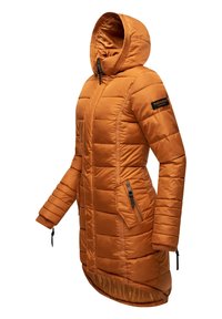 Lange oranje pufferjas met capuchon, met een gequilt ontwerp, ritszakken en ribgebreide manchetten. Het materiaal lijkt glad en waterafstotend.