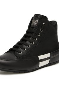 Sneaker alte nere in pelle con superficie testurizzata, punta tonda e strisce bianche a contrasto; lacci neri e marchio sulla linguetta.