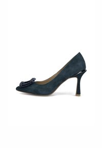 Pump in camoscio blu con punta affusolata e un fiocco decorativo. Caratterizzato da un tacco a stiletto e una texture liscia con un leggero lucido sulla suola.