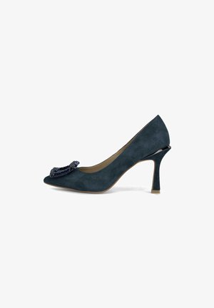 Marineblauer Wildleder-Pump mit spitzer Zehe und dekorativem Schleifenmotiv. Ausgestattet mit einem Stiletto-Absatz und einer glatten Textur mit dezentem Glanz auf der Sohle.