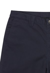 Kürze aus einem Baumwoll-Mix in Marineblau mit flachem Bund, Gürtelschlaufen, einem Knopfverschluss und seitlichen Taschen. Angenehme Textur und minimale Nähte.