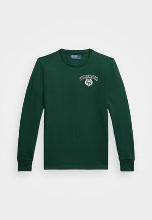 T-shirt à manches longues en coton vert foncé, avec un col rond et un logo "Wimbledon" blanc avec un emblème sur la poitrine gauche.