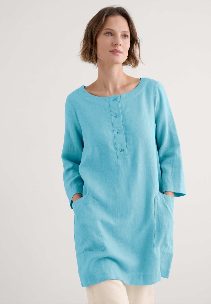 Turquoise linnen tuniek met een ronde halslijn, knoopsluiting, driekwart mouwen en zijzakken. Soepele textuur, casual ontwerp.
