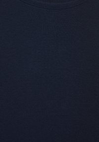 Tmavě modré bavlněné tričko s hladkou texturou, kulatým výstřihem a krátkým rukávem, s jednotnou plnou barvou bez viditelných vzorů.