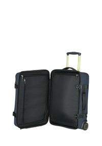 Rollkoffer mit einem marineblauen Stoffbezug, schwarzem Innenraum, zwei Fächern und einem ausziehbaren Griff. Ausgestattet mit zwei Rollen und Reißverschlüssen.