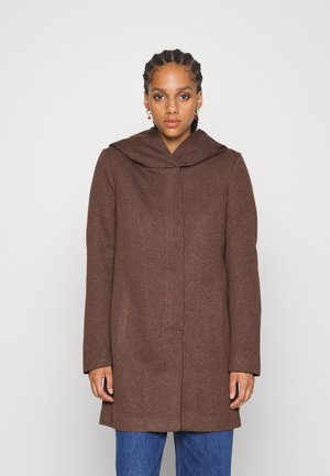 Manteau en laine marron avec une large capuche pliée, des manches longues et une coupe droite. Le tissu a une texture douce et un minimum de détails de couture.