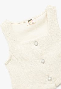 Biała top bez rękawów o fakturowanej powierzchni z okrągłym dekoltem, z trzema dekoracyjnymi guzikami z perłowymi środkami, od marki Koton Kids.