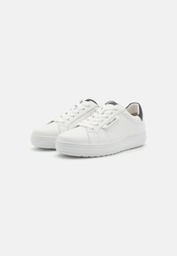 Białe skórzane sneakersy o gładkiej fakturze, z zaokrąglonym noskiem, płaskimi sznurowadłami i kontrastującym czarnym akcentem na pięcie.