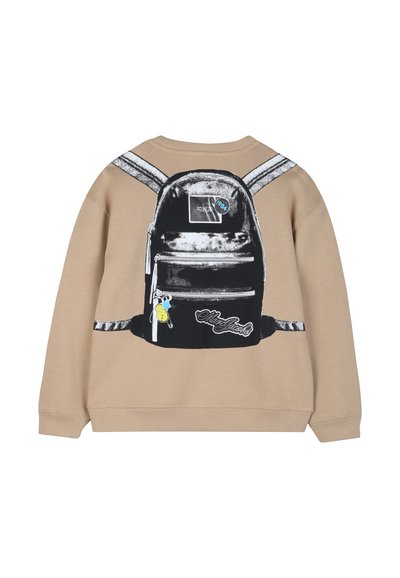 Felpa beige con grafica di uno zaino nero sulla schiena. Presenta tasche con cerniera, cinturini, un'etichetta blu e un accento portachiavi giallo.
